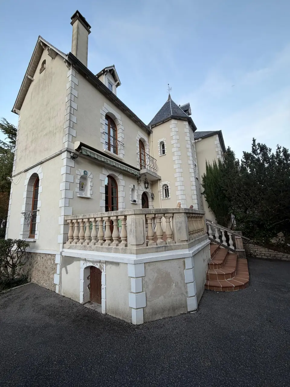 La pierre, jusque dans les abords.