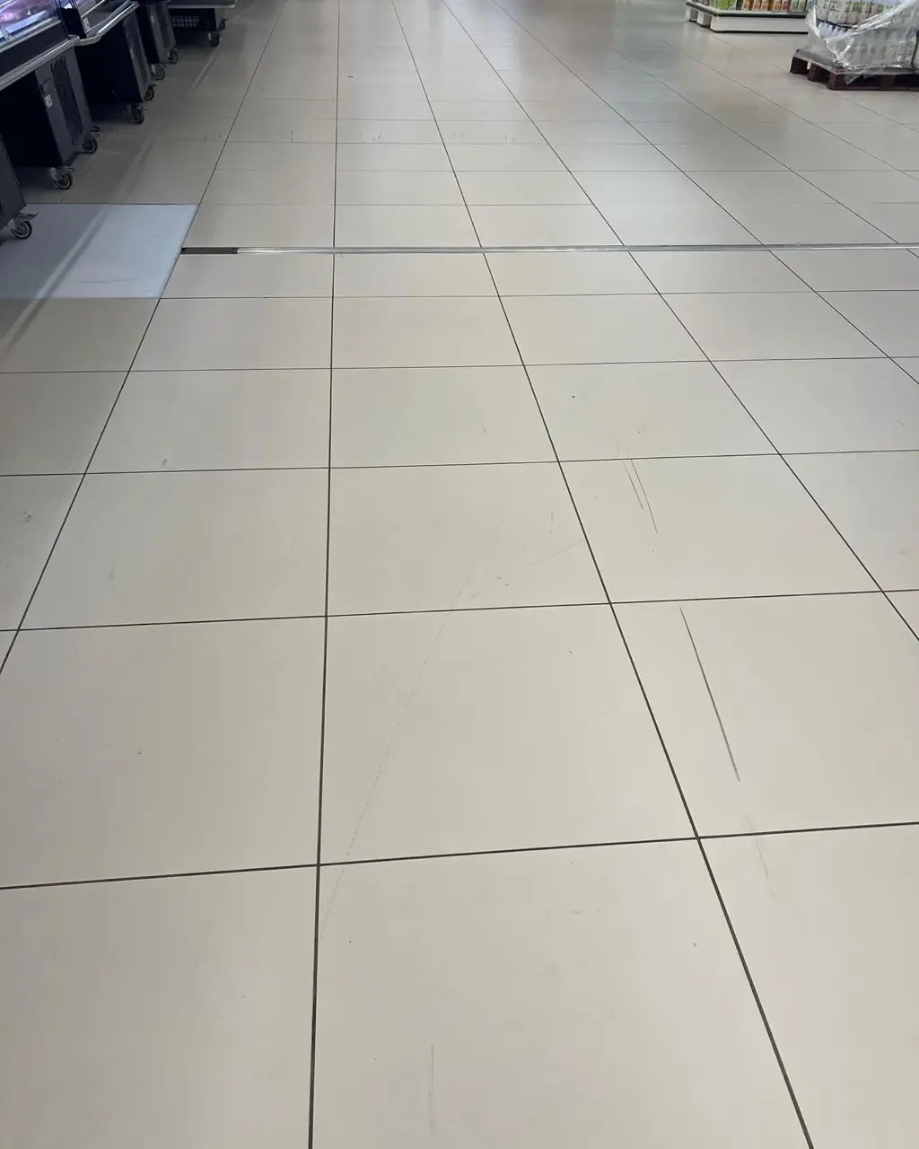 Détail des carreaux clairs et de l’alignement des joints.